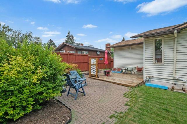 25 Malibou Road Sw, House detached with 5 bedrooms, 2 bathrooms and 3 parking in Calgary AB | Image 8