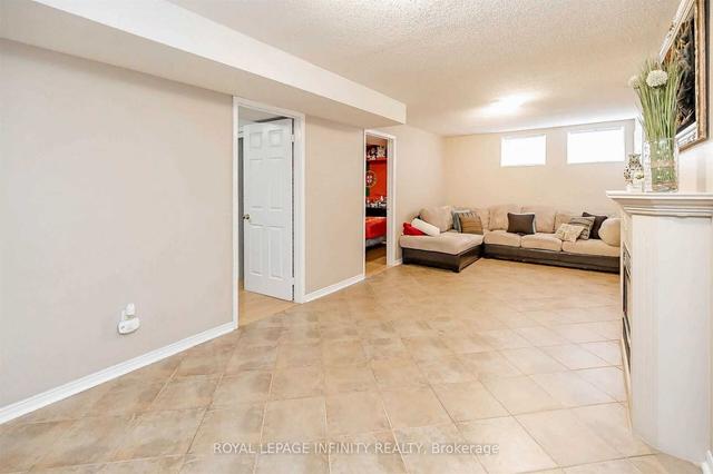 72 Mosley Cres, House detached with 2 bedrooms, 2 bathrooms and 5.5 parking in Brampton ON | Image 17