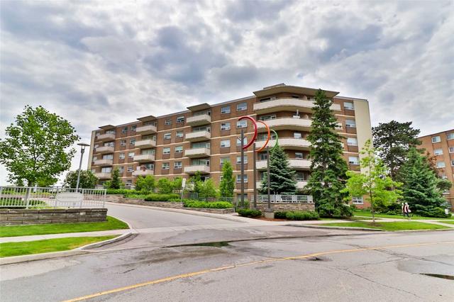 608 - 11 Fontenay Crt, Condo with 1 bedrooms, 1 bathrooms and 1 parking in Toronto ON | Image 1