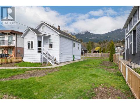 38023 Fifth Avenue, House detached with 4 bedrooms, 1 bathrooms and 2 parking in Squamish BC | Card Image
