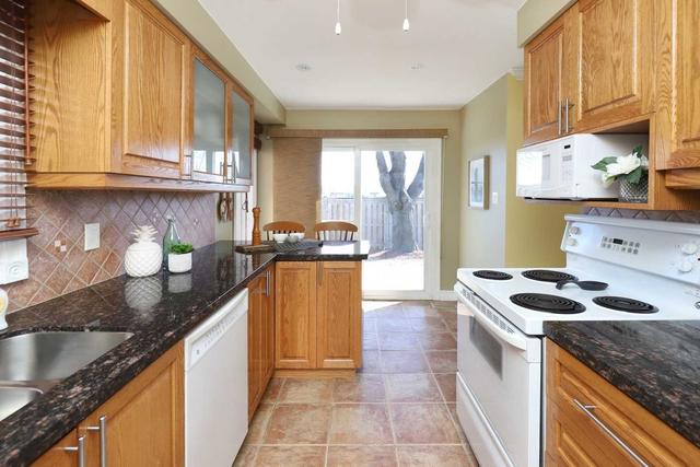 39 Miley Dr, House attached with 3 bedrooms, 2 bathrooms and 3 parking in Markham ON | Image 2