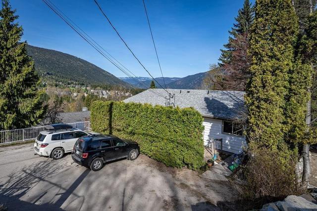 317 Stibbs Street, House detached with 8 bedrooms, 4 bathrooms and null parking in Nelson BC | Image 6
