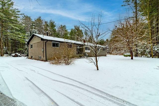 1060 Baseline Rd, House detached with 4 bedrooms, 2 bathrooms and 26 parking in Gravenhurst ON | Card Image