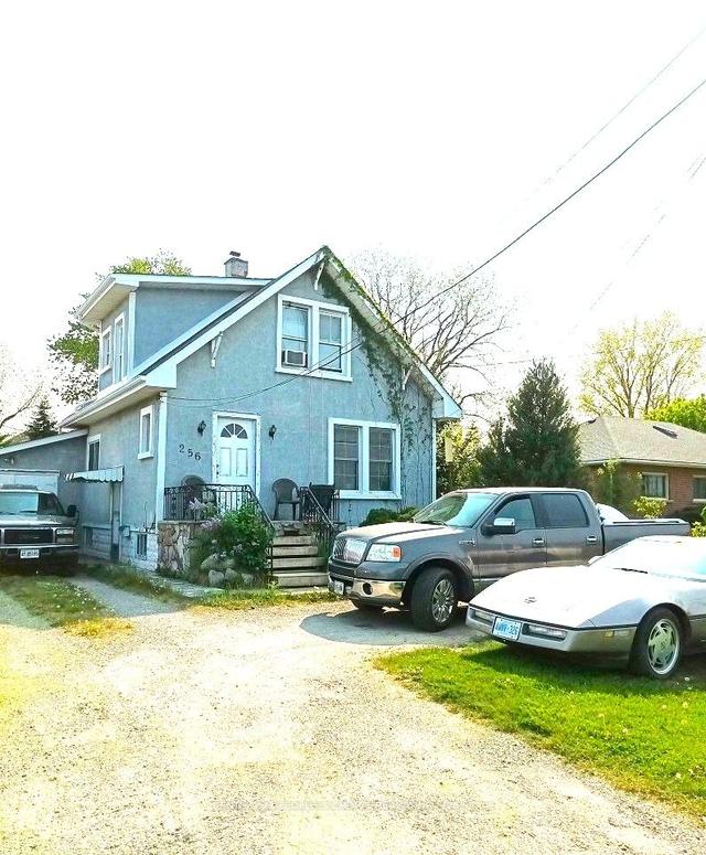 256 Barton St, House detached with 4 bedrooms, 2 bathrooms and 10 parking in Hamilton ON | Image 2