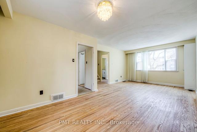 main - 124 Edinborough Crt, House other with 3 bedrooms, 1 bathrooms and 1 parking in Toronto ON | Image 22