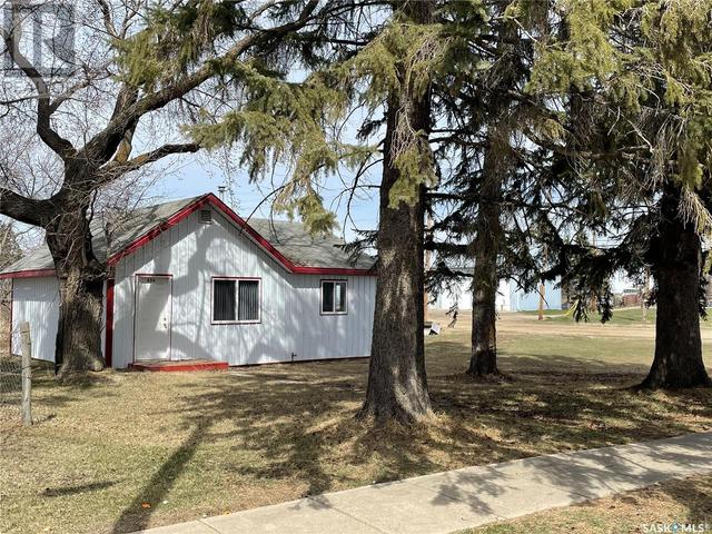 404 Front Street, House detached with 2 bedrooms, 1 bathrooms and null parking in Duck Lake SK | Image 4