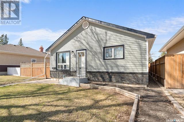 712 Main Street S, House detached with 2 bedrooms, 2 bathrooms and null parking in Moose Jaw SK | Image 2