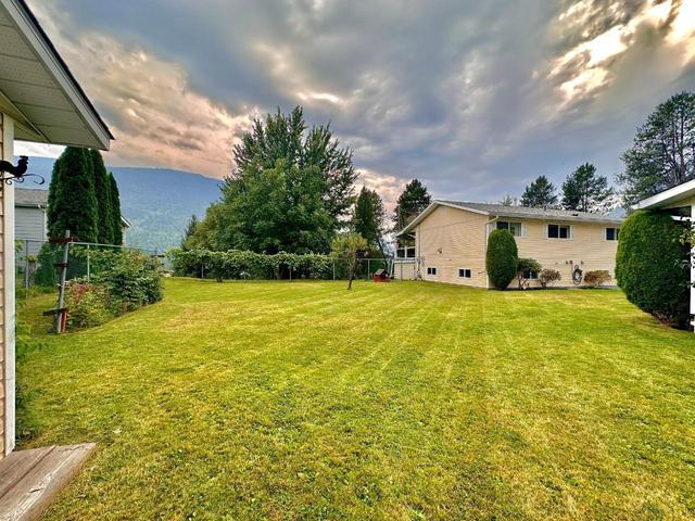 109 12th Avenue, House detached with 4 bedrooms, 2 bathrooms and null parking in Kootenay Boundary B BC | Image 40