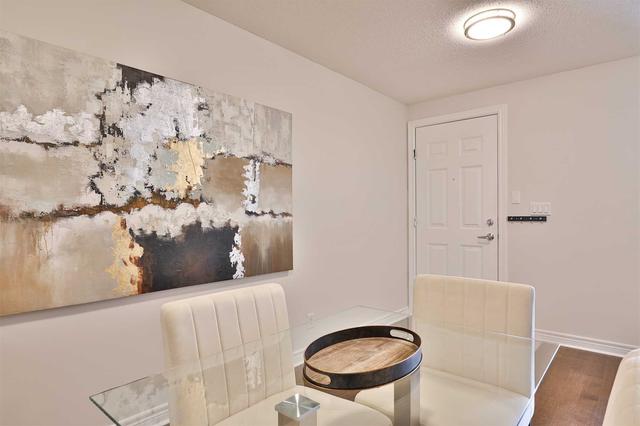 201 - 6 Brian Peck Cres, Townhouse with 2 bedrooms, 2 bathrooms and 1 parking in Toronto ON | Image 2