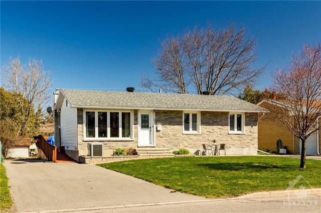 51 Viewmount Drive, House detached with 3 bedrooms, 3 bathrooms and 5 parking in Ottawa ON | Image 2