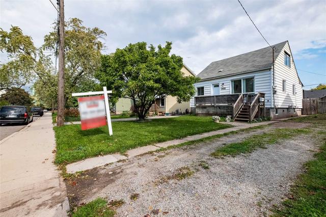 368 Tragina Ave N, House detached with 2 bedrooms, 1 bathrooms and 5 parking in Hamilton ON | Image 1