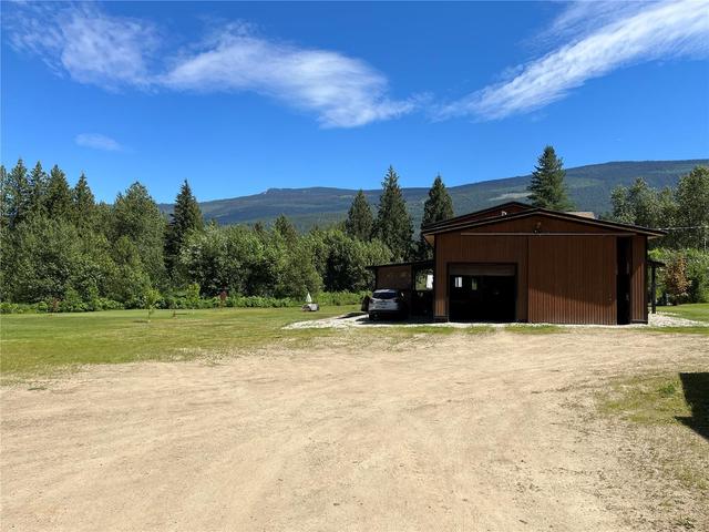 4078 Mizon Road, House detached with 4 bedrooms, 2 bathrooms and 19 parking in Columbia Shuswap E BC | Image 5