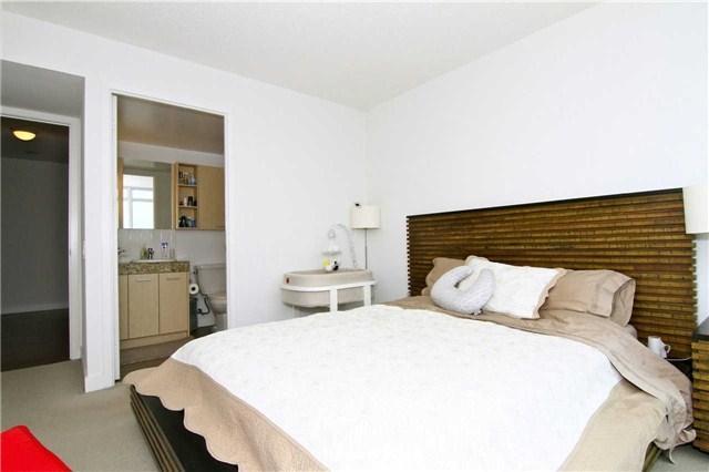 702 - 33 Singer Crt, Condo with 2 bedrooms, 2 bathrooms and 1 parking in Toronto ON | Image 12