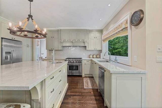 25 Sifton Crt, House detached with 4 bedrooms, 8 bathrooms and 9 parking in Toronto ON | Image 7