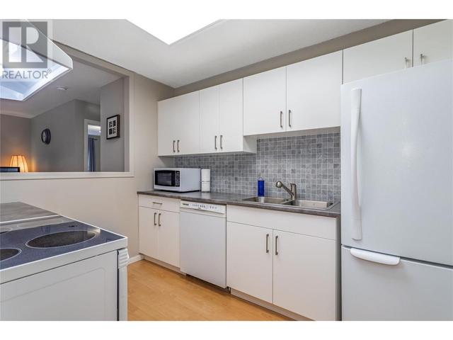 305 - 555 Rowcliffe Avenue, Condo with 2 bedrooms, 2 bathrooms and 1 parking in Kelowna BC | Image 9