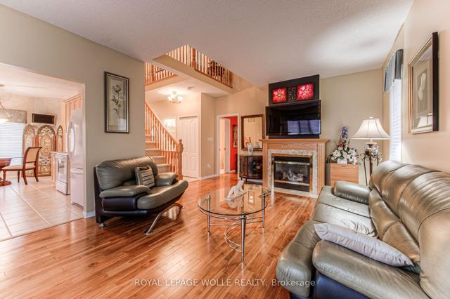 811 Creekside Dr, House detached with 2 bedrooms, 3 bathrooms and 4 parking in Waterloo ON | Image 3