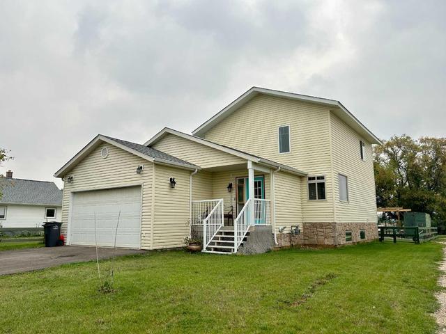 4924 51 Street, House detached with 3 bedrooms, 2 bathrooms and 4 parking in Alix AB | Image 2