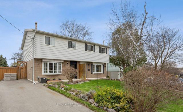 765 Sunnypoint Dr, House semidetached with 4 bedrooms, 1 bathrooms and 4 parking in Newmarket ON | Image 1