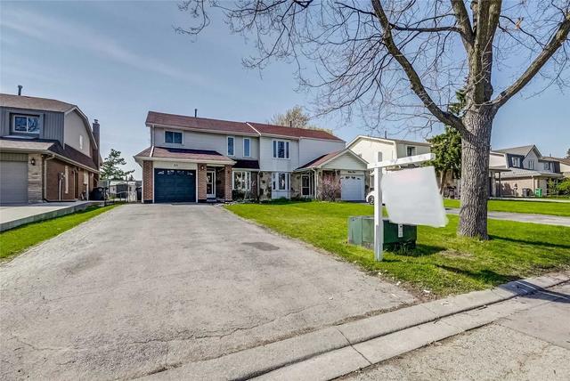 32 Lawndale Cres, House semidetached with 3 bedrooms, 3 bathrooms and 4 parking in Brampton ON | Card Image
