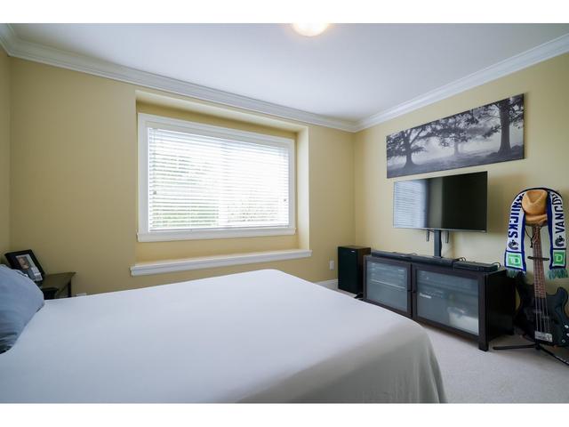 19247 68 Avenue, House detached with 5 bedrooms, 5 bathrooms and 2 parking in Surrey BC | Image 11