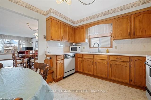 7853 Alfred St, House detached with 3 bedrooms, 2 bathrooms and 4 parking in Niagara Falls ON | Image 2