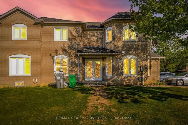 123 Oatfield Rd S, House semidetached with 4 bedrooms, 3 bathrooms and 4 parking in Brampton ON | Image 1