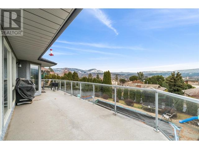 988 Monashee Place, House detached with 6 bedrooms, 3 bathrooms and 4 parking in Kelowna BC | Image 2
