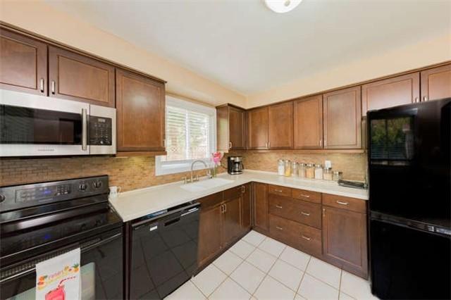 92 Fanshawe Dr, House attached with 3 bedrooms, 2 bathrooms and 2 parking in Brampton ON | Image 8
