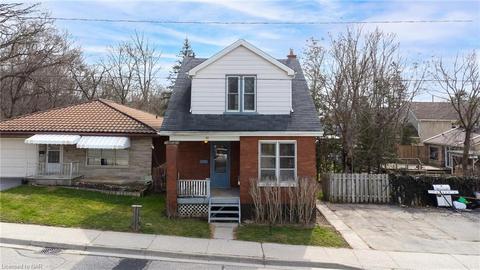 82 Chestnut Avenue, House detached with 3 bedrooms, 1 bathrooms and 2 parking in Brantford ON | Card Image