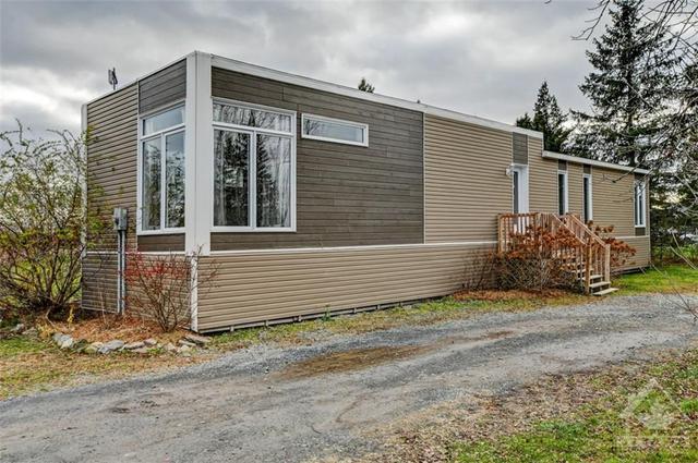880 Concession 1 Road, House detached with 2 bedrooms, 1 bathrooms and 8 parking in Alfred and Plantagenet ON | Image 1