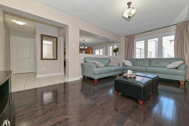 19 Ferncastle Cres, House detached with 4 bedrooms, 4 bathrooms and 6 parking in Brampton ON | Image 2