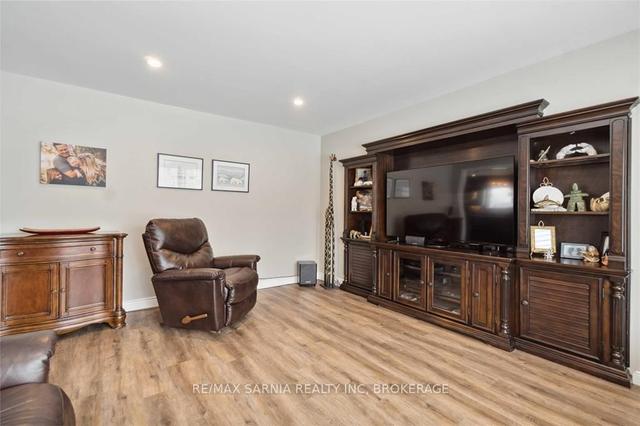 2231 Churchill Line, House detached with 4 bedrooms, 2 bathrooms and 10 parking in Sarnia ON | Image 5