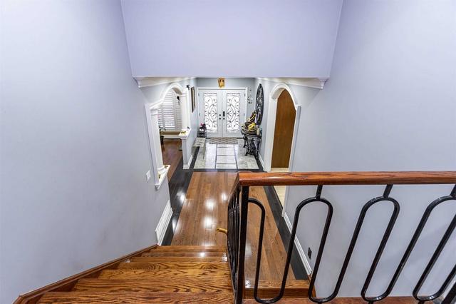 16 Forest Path Crt, House detached with 5 bedrooms, 3 bathrooms and 4 parking in Toronto ON | Image 7