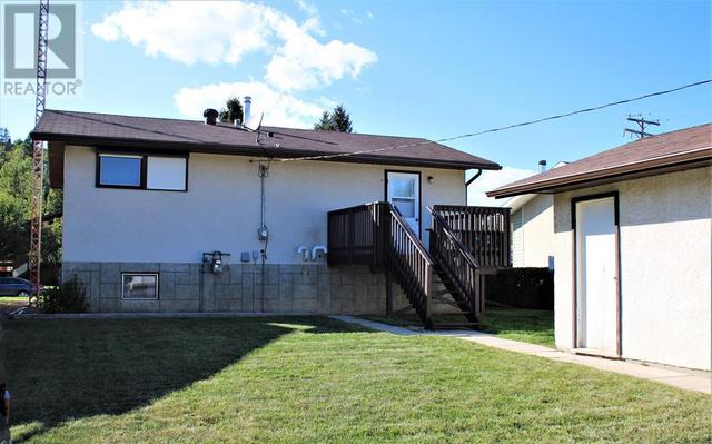 609 1 Street Ne, House detached with 3 bedrooms, 2 bathrooms and 4 parking in Sundre AB | Card Image