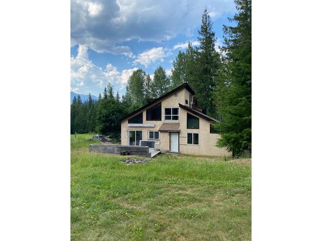 8479 Red Mountain Rd, House detached with 4 bedrooms, 2 bathrooms and null parking in Central Kootenay H BC | Card Image