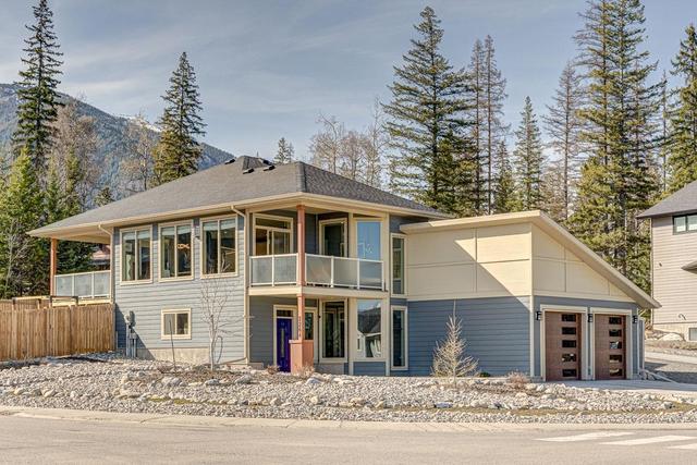 2264 Black Hawk Drive, House detached with 3 bedrooms, 3 bathrooms and null parking in Sparwood BC | Image 1
