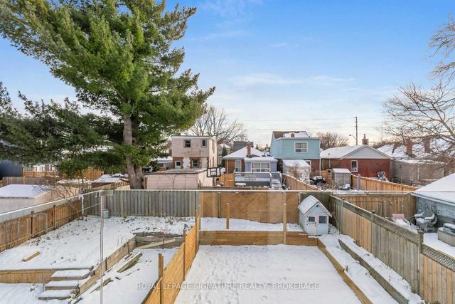 33 Wallington Ave, House detached with 4 bedrooms, 4 bathrooms and 3 parking in Toronto ON | Image 22