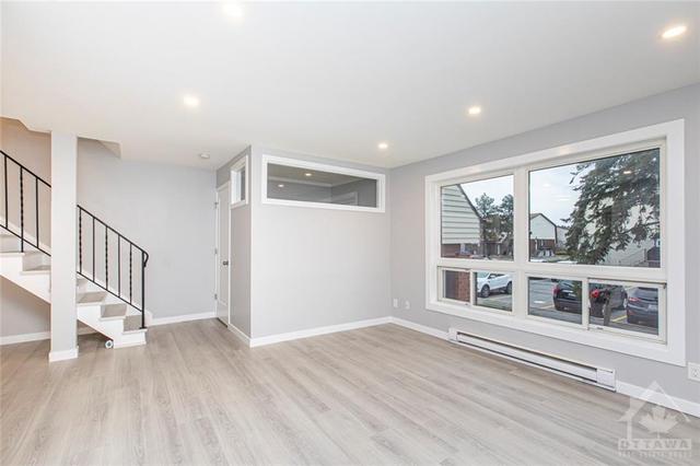 14 Woodvale Green, Townhouse with 3 bedrooms, 2 bathrooms and 1 parking in Ottawa ON | Image 6