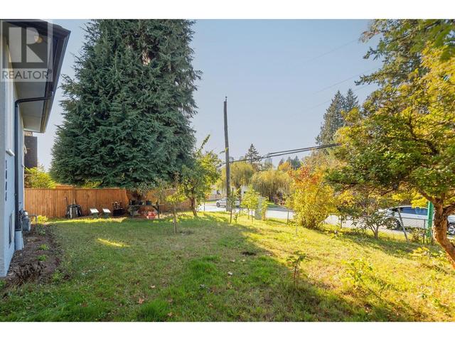 1004 Springer Avenue, House detached with 6 bedrooms, 2 bathrooms and 3 parking in Burnaby BC | Image 2