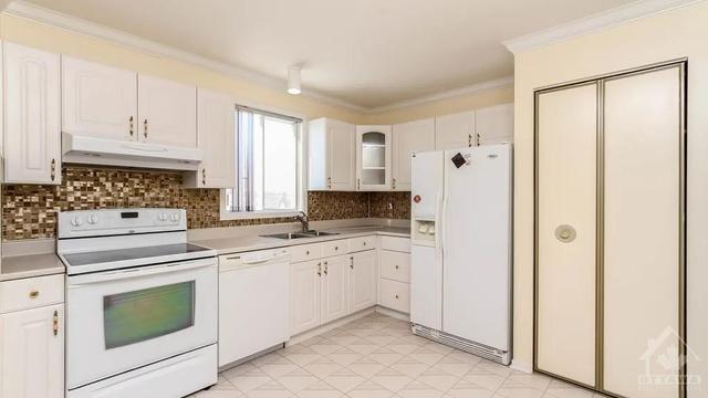d - 10 Stonehill Court, Condo with 2 bedrooms, 1 bathrooms and 2 parking in Ottawa ON | Image 7