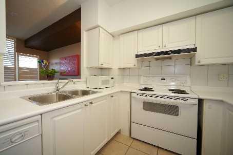 909 - 39 Parliament St, Condo with 3 bedrooms, 2 bathrooms and 1 parking in Toronto ON | Image 2