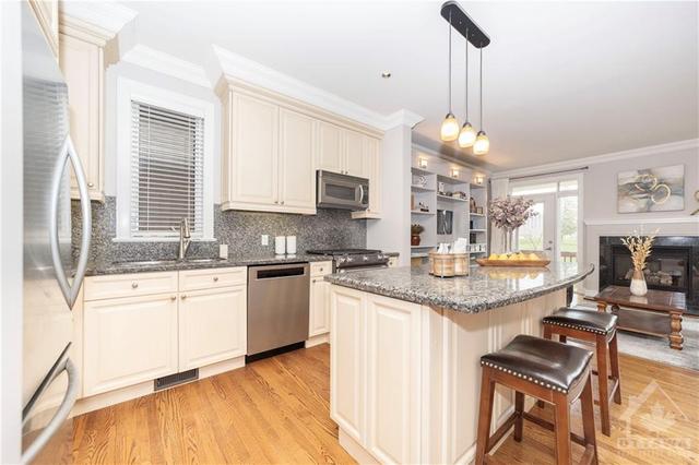 108 Manorhill Private, Townhouse with 2 bedrooms, 3 bathrooms and 4 parking in Ottawa ON | Image 3