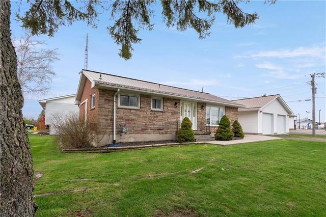 50 Laurier Drive, House detached with 2 bedrooms, 2 bathrooms and 6 parking in South Dundas ON | Image 2