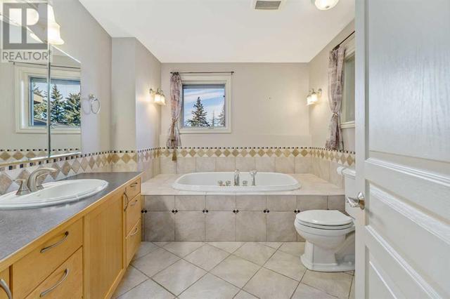 435 Wildwood Drive Sw, House detached with 3 bedrooms, 3 bathrooms and 4 parking in Calgary AB | Image 19