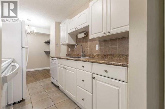 111, - 5 Berkeley Place W, Condo with 2 bedrooms, 1 bathrooms and 1 parking in Lethbridge AB | Image 7