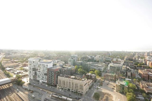 4011 - 21 Iceboat Terr, Condo with 1 bedrooms, 1 bathrooms and 1 parking in Toronto ON | Image 7