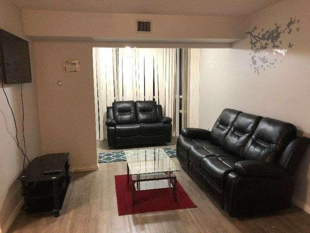 402 - 285 Enfield Pl, Condo with 2 bedrooms, 2 bathrooms and 1 parking in Mississauga ON | Image 4