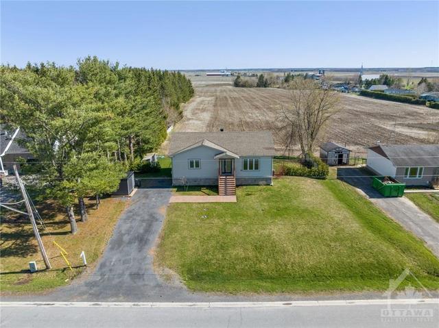 2824 St Pascal Road, House detached with 3 bedrooms, 2 bathrooms and 6 parking in Clarence Rockland ON | Image 3