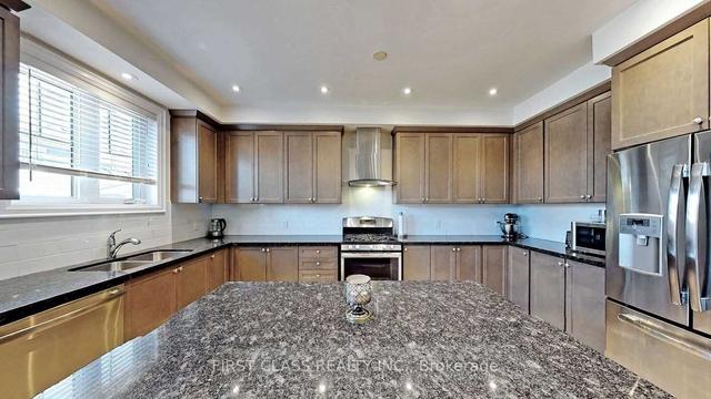 280 Symington Crt, House detached with 4 bedrooms, 4 bathrooms and 6 parking in Oshawa ON | Image 3