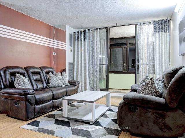 910 - 15 Kensington Rd, Condo with 2 bedrooms, 1 bathrooms and 1 parking in Brampton ON | Image 2